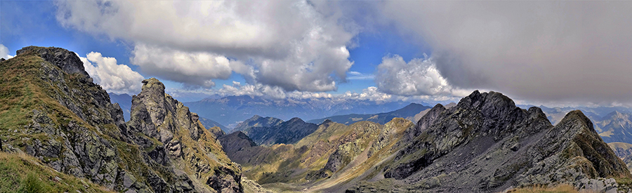 Le tre cime del Ponteranica , a sx il centrale (2372 m) e l'occidentale (2370 m) , al centro la valle del Pescegallo, a dx l'orientale (2378 m)
